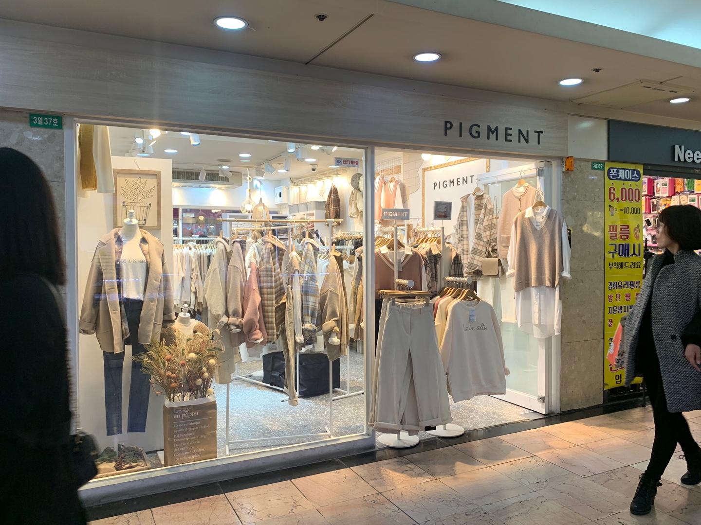 西面地下街美妆店橱窗展示，韩国釜山购物街，购买流行化妆品的热门地点。